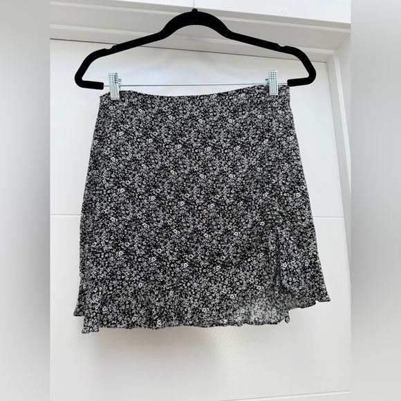 Forever 21 Dresses & Skirts - Forever 21 Black & White Floral Print Mini Skirt Ruffle Hem Chic Feminine Size M